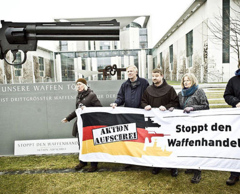 Aktion Aufschrei Stoppt den Waffenhandel bei einer Aktion vor dem deutschen Kanzleramt - Unsere Waffen töten