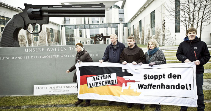 Aktion Aufschrei Stoppt den Waffenhandel bei einer Aktion vor dem deutschen Kanzleramt - Unsere Waffen töten