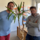 Gerrit Mathis und Benjamin Elsner stehen vor einer ziemlich erbärmlichen Pflanze.
