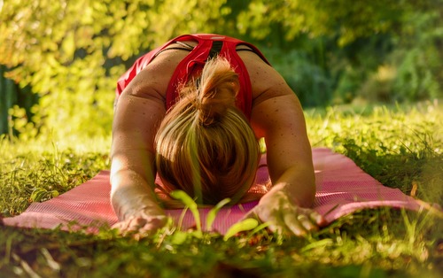Yogaistin macht ihre Mattenübung im Grünen