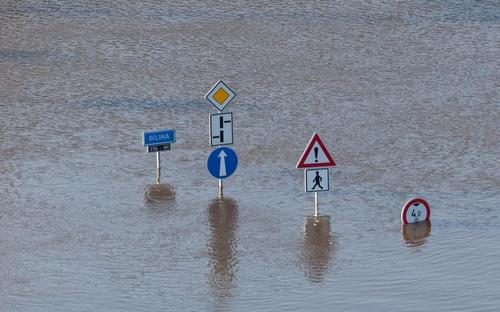 Verkehrsschilder die gerade so aus dem Hochwasser rausschauen