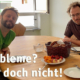 Gerrit Mathis und Benjamin Elsner sitzen am gut gefüllten Frühstückstisch