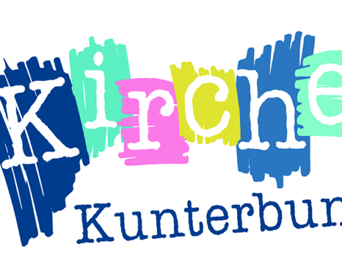 Das Logo von Kirche Kunterbunt gleicht einem Pinselstrich in vielen Farben aus denen die Buchstaben rausgekratzt sind.