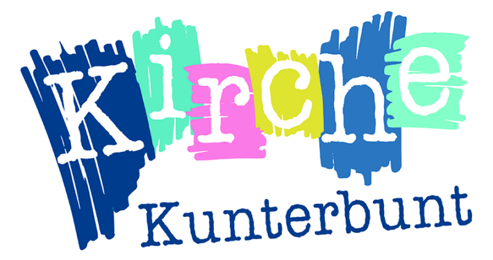 Das Logo von Kirche Kunterbunt gleicht einem Pinselstrich in vielen Farben aus denen die Buchstaben rausgekratzt sind.