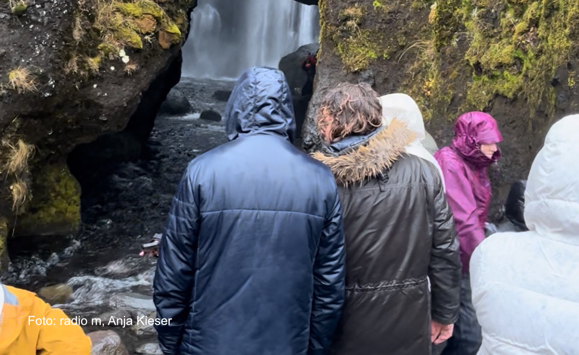 Queue up the line! Please!