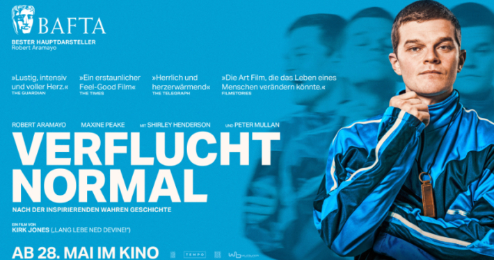 Zu sehen ist der Titel des Film und der Hauptdarsteller in Trainingsanzug. Im Hintergrund deuten mehrere Schatten seine schnellen Bewegungen, auch Ticks genannt an.